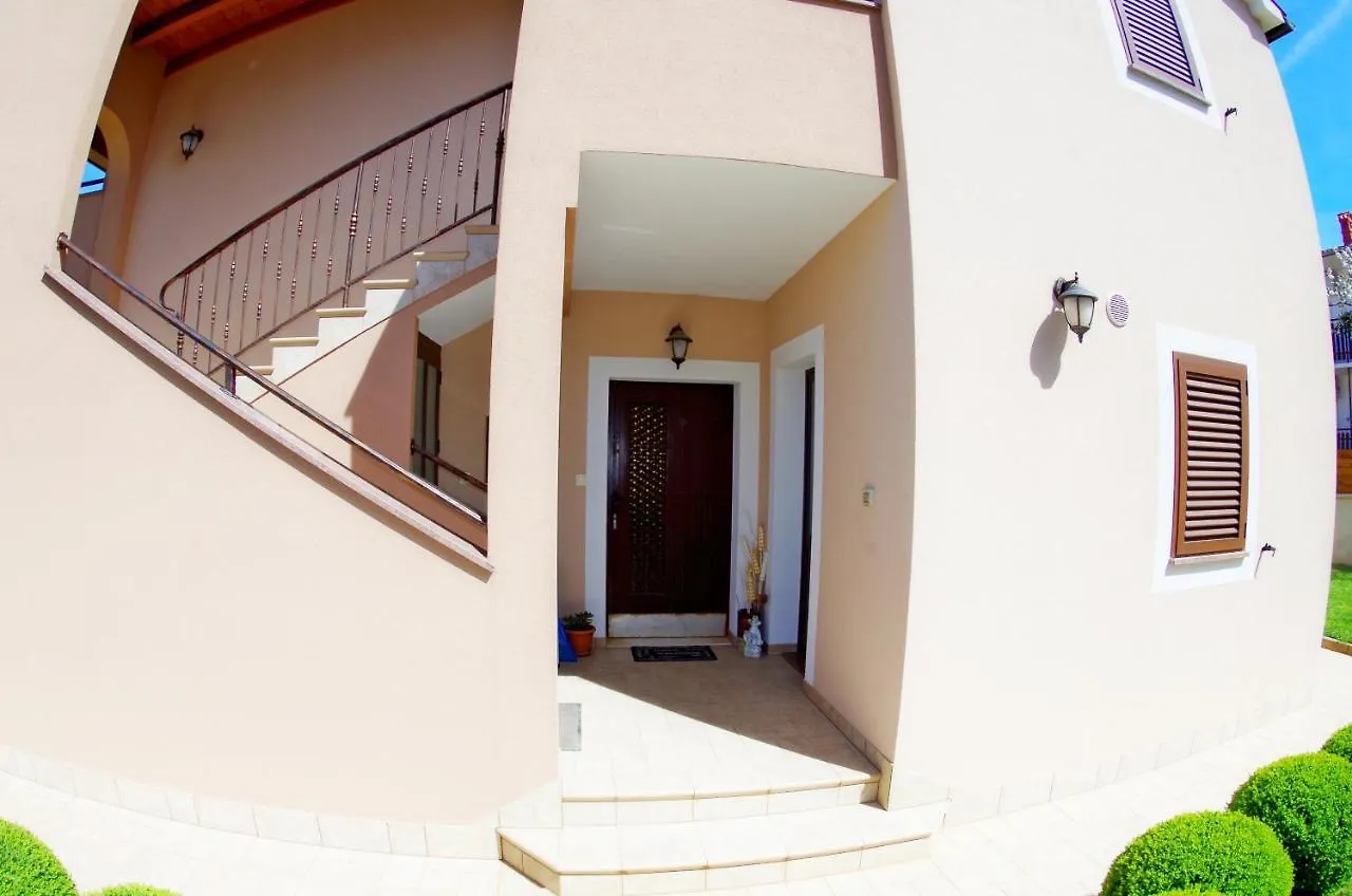 Apartments Tina & Denis Pula