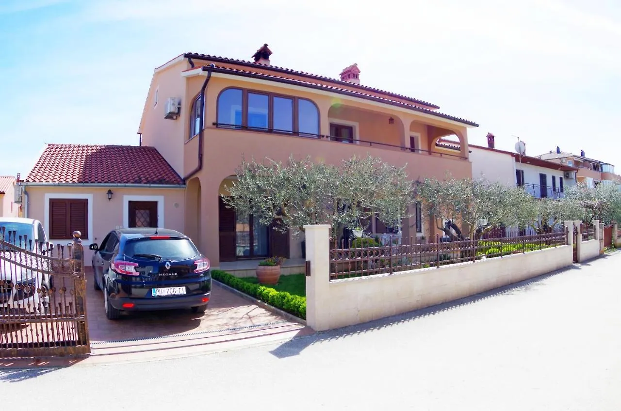 Apartments Tina & Denis Pula